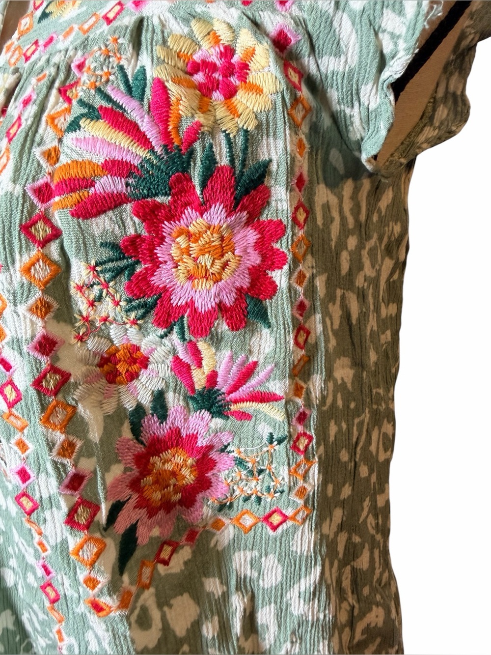 Savanna Jane Boho Embroidered Top Green Leopard Print Flutter Sleeve Size Small - Picture 6 of 12